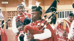 Maazị Chukwu Oba Kalu na-azụzị ọtụtụ ndị ntorobịa n'ọrụ ịfụ opi 'Bagpipe' ugbua