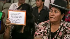 Una mujer sostiene un cartel en el que pide por la candidatura de Andrónico Rodríguez para presidente, en un plenario del MAS en Buenos Aires, el 19 de enero de 2020.