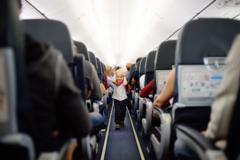 飛行機に乗っている子供