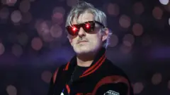 Vincent Belorgey actuando como su alter ego de DJ zombi de ojos rojos, Kavinsky, durante la ceremonia de clausura de los Juegos Olímpicos de París 2024.
