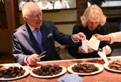 ماه رمضان در بریتانیا: چراغانی مرکز لندن و مشارکت چارلز سوم در پخش خرمای نذری