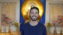 یو موسکا کوونکی همیش نوح د بودا انځور مخې ته ولاړ دی.