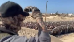 Homem faz sinal de coração para multidão