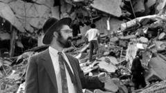 Un hombre con sombrero entre los escombros de la AMIA en Buenos Aires