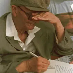 Chico Xavier psiografando carta