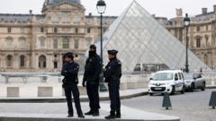 Un robo de joyas de "valor incalculable" obliga a cerrar el museo del Louvre de París mientras la policía se lanza a la caza de los ladrones