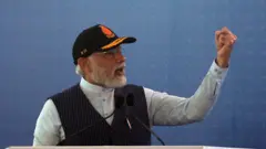 प्रधानमंत्री नरेंद्र मोदी आईएनएस विक्रांत के जलावतरण के दौरान भाषण देते हुए 