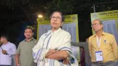 নিজের ভবানীপুর আসনের ভোটযন্ত্র রাখা আছে যে স্ট্রংরুমে, সেখানে রাত পর্যন্ত ছিলেন মমতা ব্যানার্জী
