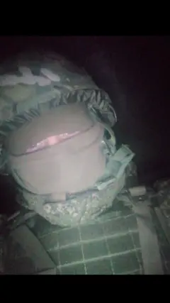 Vitaly Ivanov com o rosto totalmente coberto, apenas com os olhos de fora, em trajes do exército.