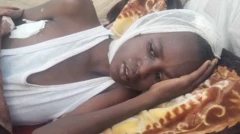 Ahmed Abdul Rahman est allongé sur une couverture, vêtu d'un gilet et couvert de bandages.