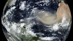una nube de polvo vista desde un satélite se desplaza por la Tierra
