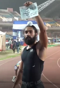100 மீட்டர் ஓட்டப் பந்தயத்தில் தேசிய சாதனை படைத்த நபர்