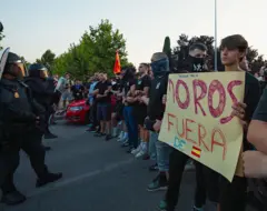 Un grupo de ultraderechistas con pancartas antiinmigrantes en Alcalá de Henares.