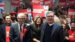 イングランド中部ウェストミッドランドの首長選勝利を喜ぶ労働党のスターマー党首（右）とパーカー新首長