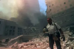 Un bombero está parado frente a los escombros de las torres gemelas