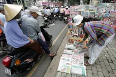 Những sạp báo trên vỉa hè trong thời hoàng kim của báo chí Sài Gòn-TP HCM. Ảnh chụp năm 2006