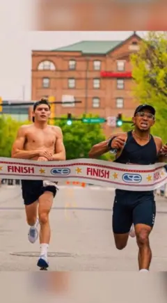 දුවන තරගයකට සහභාගී වූ ක්‍රීඩකයන් දෙදෙනෙක් ජයග්‍රාහි සීමාවට පැමිණ සිටින අයුරු පෙනේ.