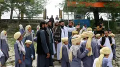 ۴۵ کودک یک پرورشگاه را به بند تفریحی قرغه در کابل 