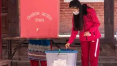 २०७९ को निर्वाचनमा भोट खसाल्दै महिला