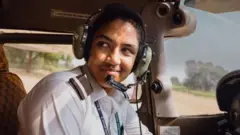 भारतात पायलट होण्याचे दोन मार्ग आहेत