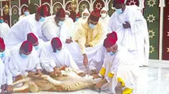 Le roi Mohammed VI du Maroc abat l'animal sacrificiel