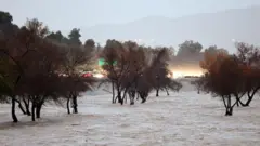 বিজ্ঞানীরা বলছেন, বায়ুমণ্ডলীয় নদী লাখ লাখ মানুষকে বন্যার ঝুঁকিতে ফেলছে।