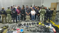 Imagen de Secretaría de Seguridad Pública de Michoacán de los detenidos y las armas requisadas en el operativo en Vista Hermosa, Michoacán, México, el 24 de septiembre de 2025. 