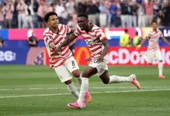 Folarin Balogun (nº 20) comemora com Weston McKennie (nº 8) após marcar o segundo gol dos Estados Unidos durante a partida do Grupo D da Copa do Mundo da FIFA 2026 entre Estados Unidos e Paraguai, disputada no Estádio de Los Angeles, em 12 de junho de 2026, em Inglewood, Califórnia.