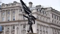 La estatua apareció este miércoles en un zócalo en Waterloo Place.