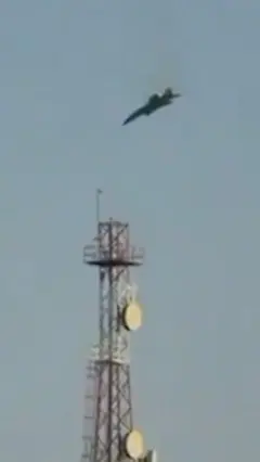 ඇමෙරිකානු ප්‍රහාරක ජෙට් යානයක් කඩා වැටෙන ආකාරය