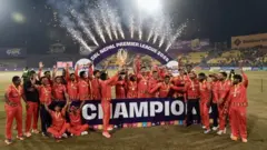 एनपीएल सीजन २ टफ्रीसहित लुम्बिनी लायन्सका खेलाडीहरू। 