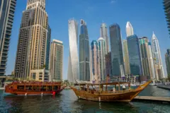Barcos e skyline de Dubai