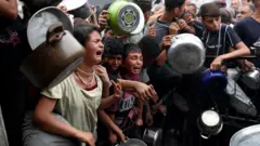 Crianças choram com panelas vazias