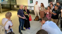 пресса и Пивоваров с женой