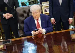 Trump mexendo no telefone