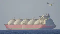 Vista dos navios rumando para o Estreito de Ormuz após o cessar-fogo temporário de duas semanas alcançado entre os Estados Unidos e o Irã, sob a condição de que o estreito fosse reaberto, em Omã, em 8 de abril de 2026.