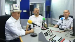 Би-Би-Синин студиясында (солдон оңго) Алтынбек Сулайманов, Эмил Үмөталиев жана Абдывахаб Нурбаев 