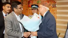 भारतीय प्रधानन्यायाधीशलाई त्रिभुवन अन्तर्राष्ट्रिय विमानस्थलमा स्वागत गर्दै सर्वोच्च अदालतका न्यायाधीश आनन्दमोहन भट्टराई 