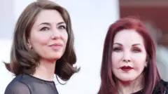Sofia Coppola (izq.) y Priscilla Presley