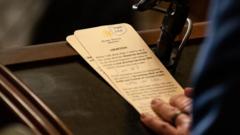 El senador Mark Kelly (D-AZ) sostiene sus notas mientras habla durante una conferencia de prensa después de un almuerzo político del Partido Demócrata del Senado en el Capitolio de los Estados Unidos el 9 de abril de 2024 en Washington, DC.