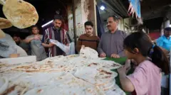 عدد من الأشخاص يشترون الخبز.