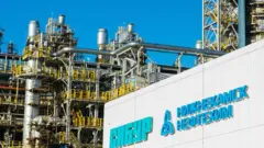 табличка с надписью нижнекамскнефтехим на белом заводе 