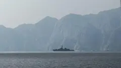 Hürmüz Boğazı'nda bir yük gemisi