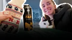 Девушка с котом и грелкой