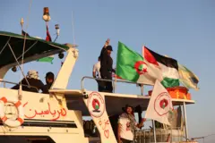 صورة لطاقم أحد قوارب أسطول الصمود العالمي الذي يهدف إلى الوصول إلى غزة وكسر الحصار البحري الإسرائيلي، أثناء إبحاره قبالة جزيرة كوفونيسي، اليونان، 26 سبتمبر/أيلول 2025.