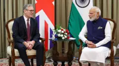 নরেন্দ্র মোদীর সঙ্গে বসে আছেন কিয়ের স্টারমার