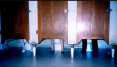  सार्वजनिक शौचालयांच्या डिझाईनमध्ये कालांतरानं बदल झाले आहेत