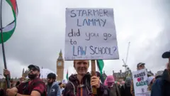 يشارك المتظاهرون المؤيدون للفلسطينيين في "المسيرة الوطنية من أجل فلسطين" في لندن، بريطانيا