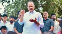 अजित पवारांनी शुक्रवारी बारामतीतील मळद आणि गुणवडी या गावांना भेट दिली. गावच्या समस्या तसेच गावकऱ्यांचे वैयक्तिक प्रश्न व अडचणी त्यांनी जाणून घेतल्या.