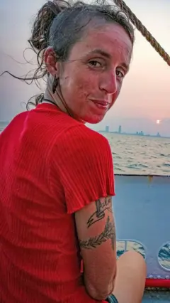 Giulia Baccosi, de camisa vermelha, aprecia o espetáculo do pôr do sol em Miami, nos Estados Unidos, depois de uma tempestade